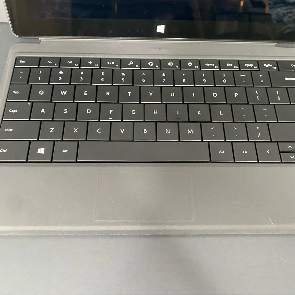10.6 Microsoft Surface RT 1516 Touch Tablet 32GB W. Black Keyboard/ Charger -EUC